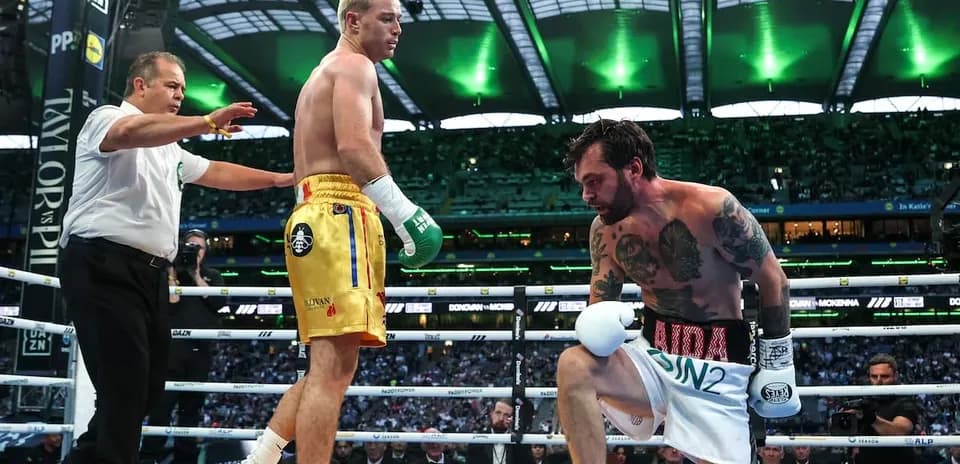 Boxeadores en el ring durante una pelea