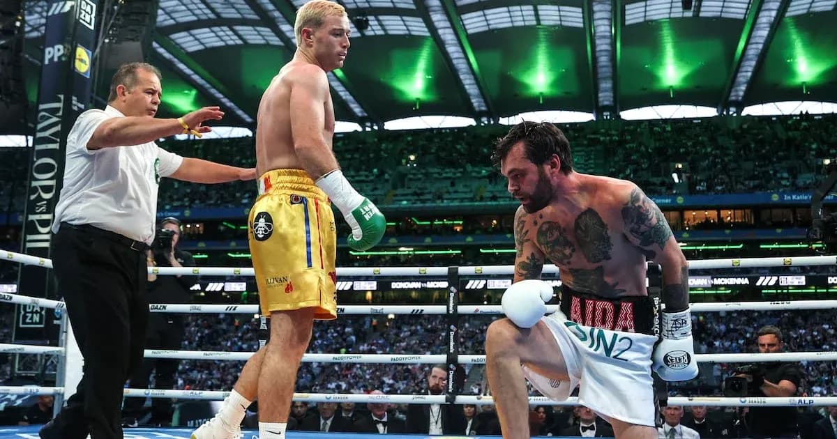 Boxeadores en el ring durante una pelea