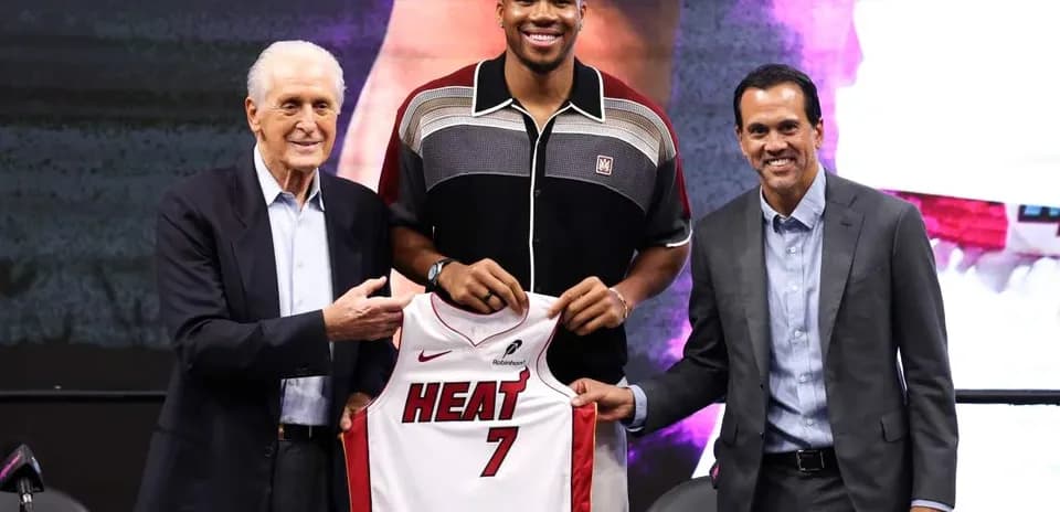 Jugador de Miami Heat presenta camiseta en conferencia