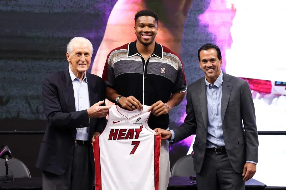 Jugador de Miami Heat presenta camiseta en conferencia