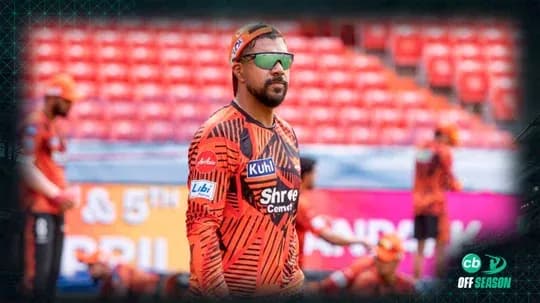 Jugador de cricket en entrenamiento con uniforme naranja