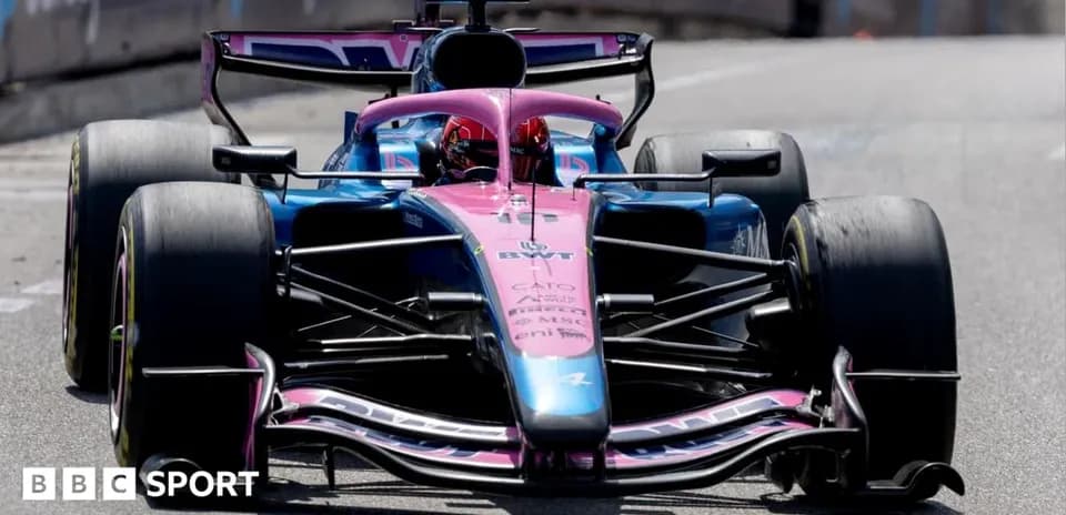 Coche de Fórmula 1 en pista durante carrera