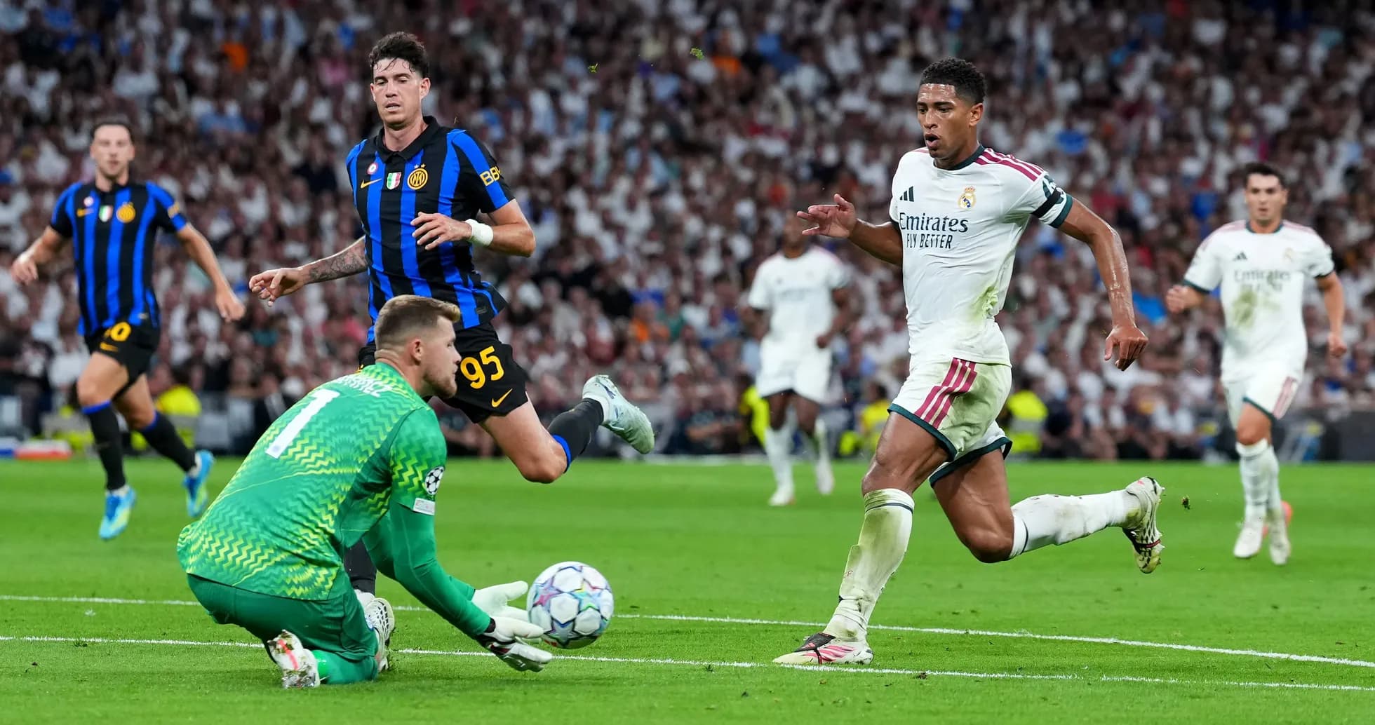 Jugadores de Real Madrid y Inter en acción durante partido