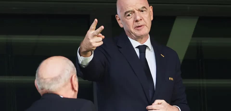 Gianni Infantino hablando en un palco de estadio