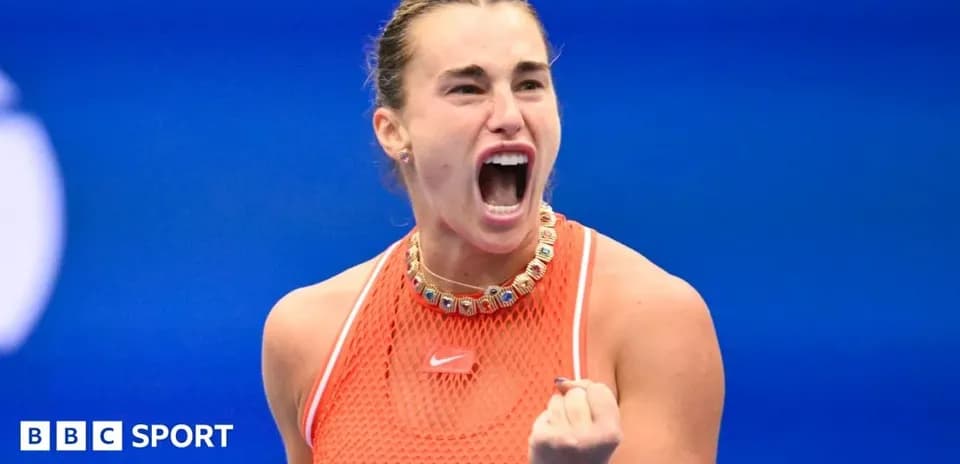 Jugadora de tenis celebrando un punto en la cancha