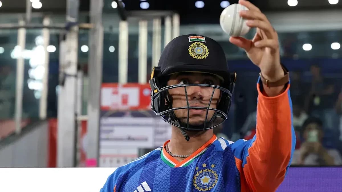 Jugador de cricket sosteniendo una pelota en el campo
