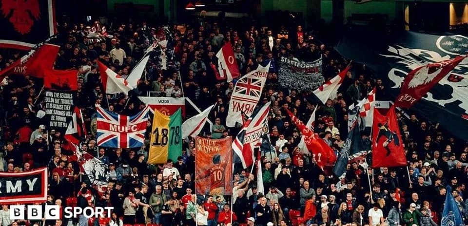 Aficionados con banderas en un estadio lleno