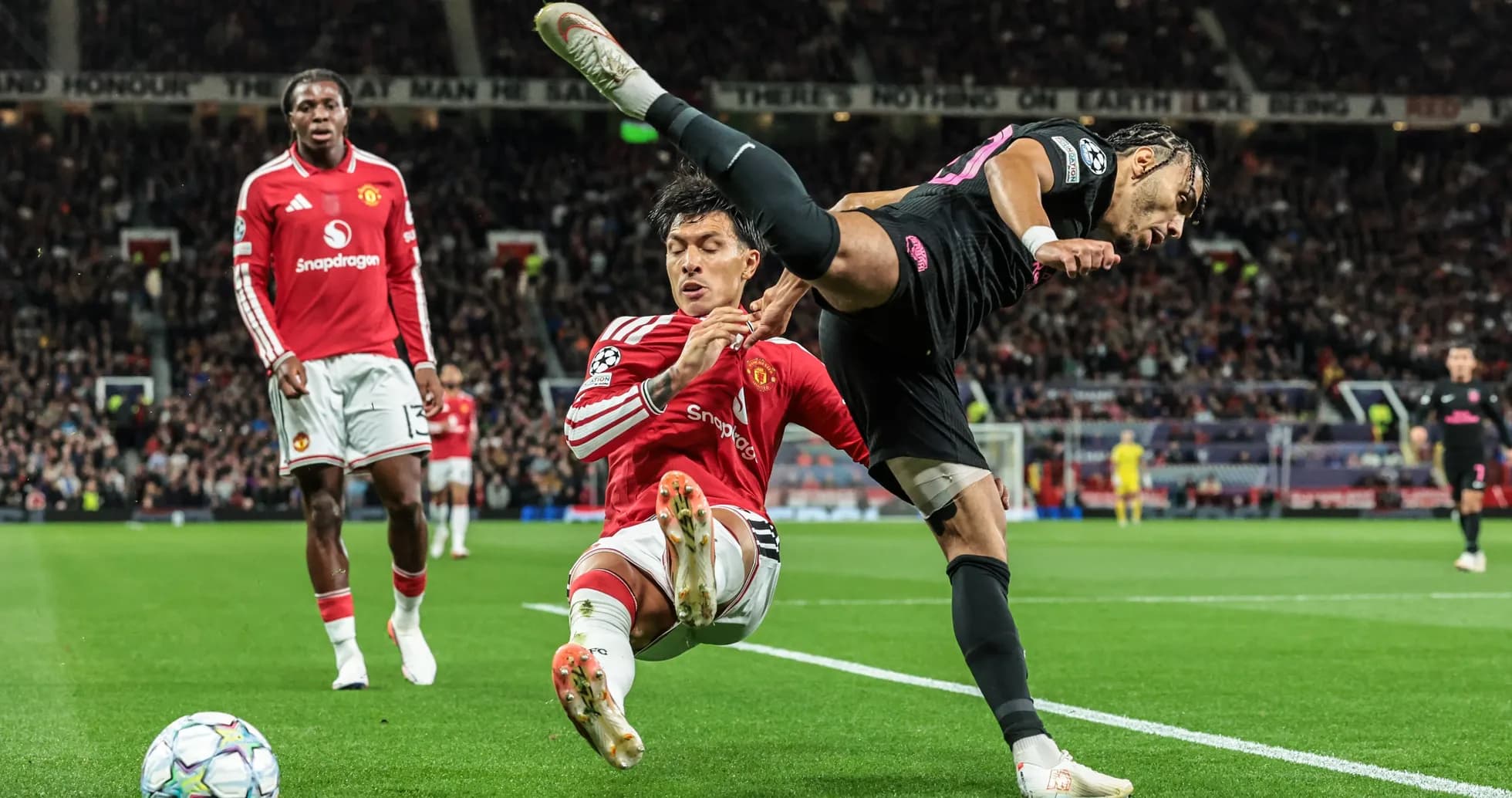 Jugador de Manchester United derribando a adversario en partido
