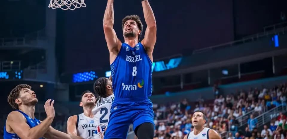 Jugador israelí anotando durante partido de baloncesto