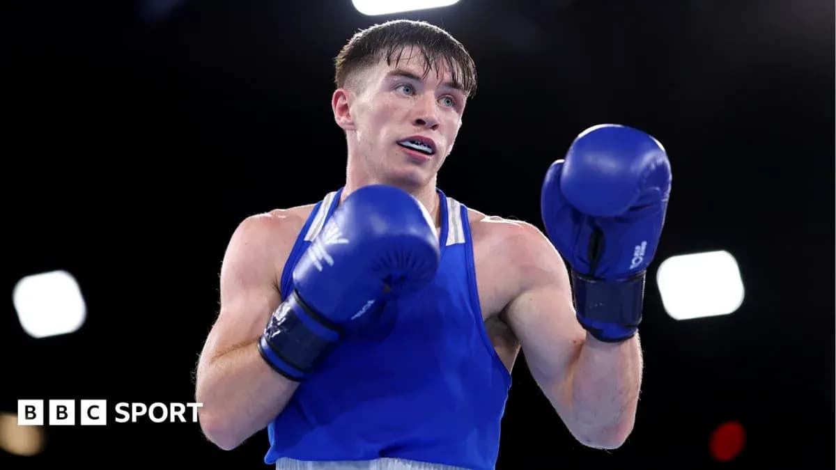 Boxeador en acción con guantes azules en ring