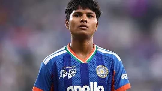 Jugador de cricket en uniforme de India antes del partido