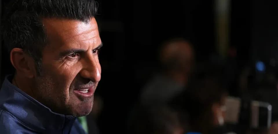 Entrenador hablando durante conferencia de prensa