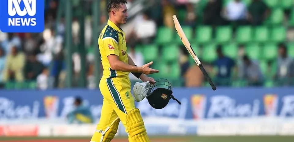 Jugador australiano lanzando su bate tras la salida