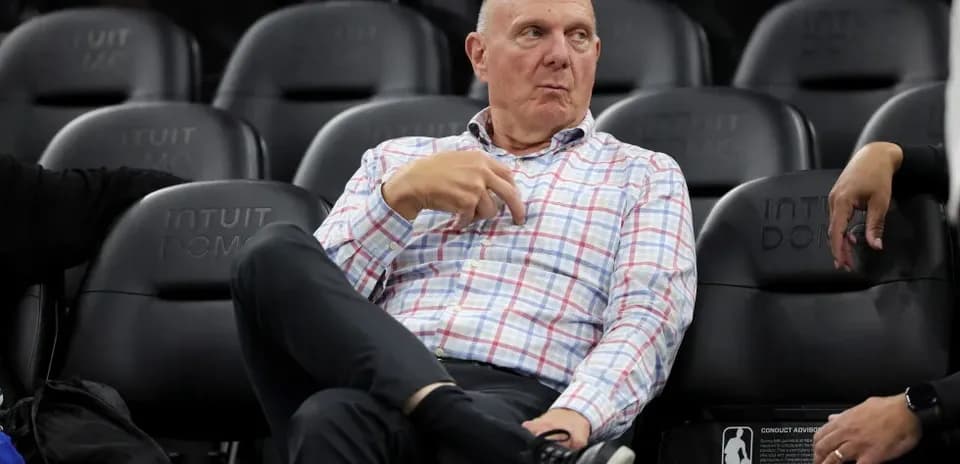 Hombre sentado en la cancha de baloncesto