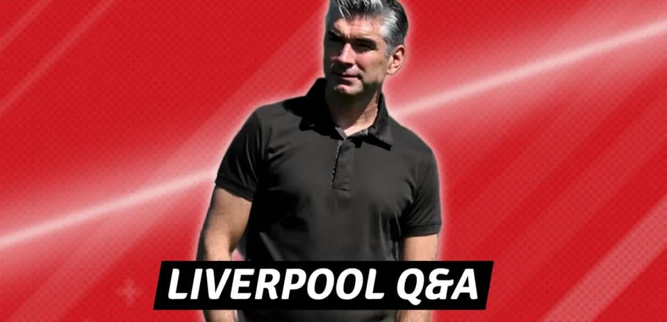Hombre en polo oscuro con fondo rojo de Liverpool
