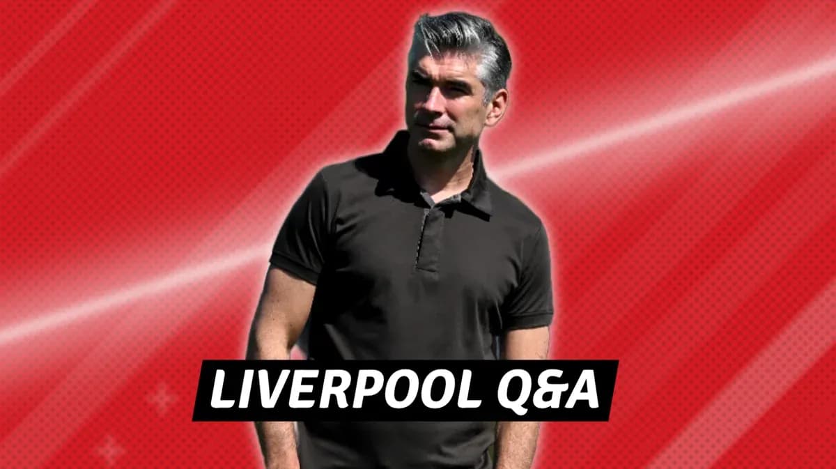 Hombre en polo oscuro con fondo rojo de Liverpool