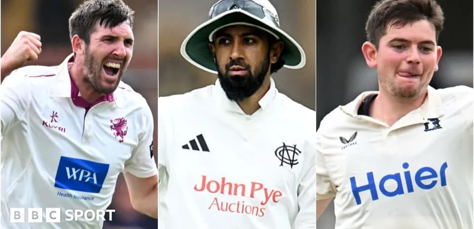Tres jugadores de cricket en acción durante un partido