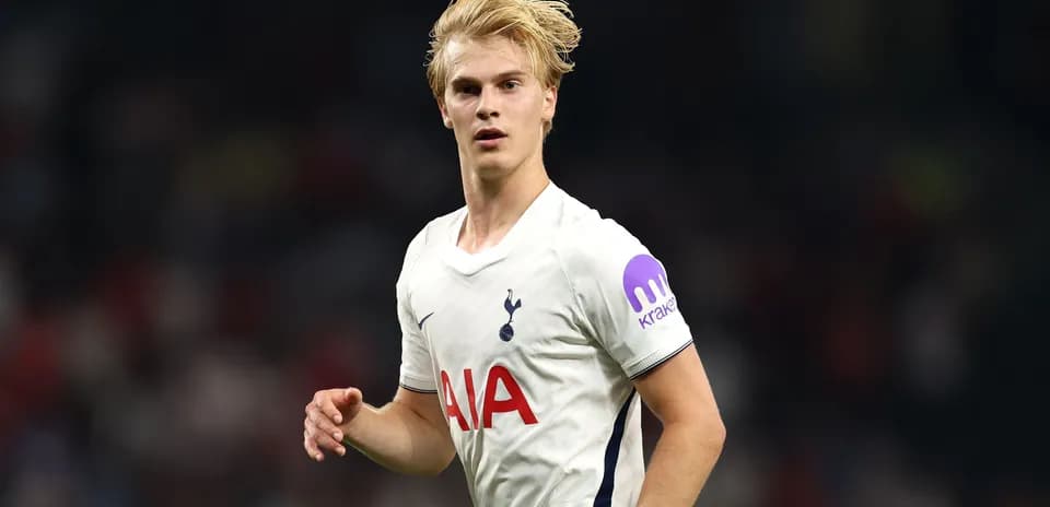 Jugador de Tottenham corriendo durante un partido