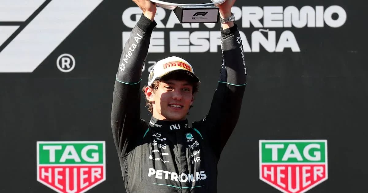 Piloto levantando trofeo en el podio de carrera