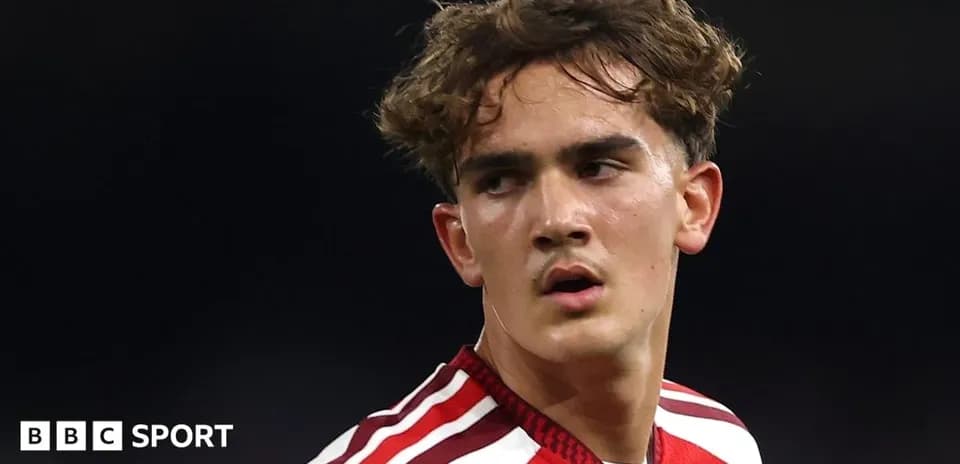 Jugador con camiseta roja mirando hacia un lado