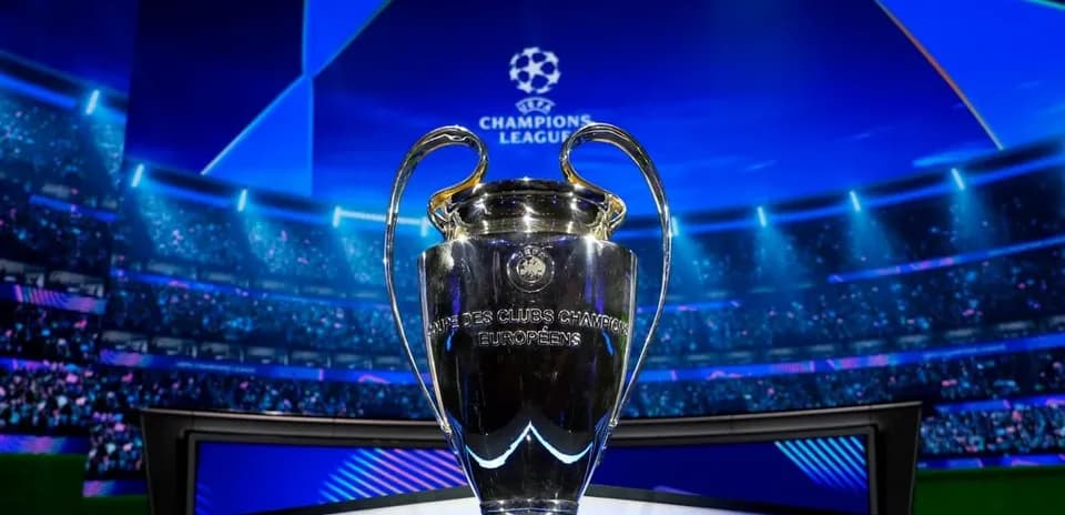 Trofeo de la Liga de Campeones en escenario iluminado