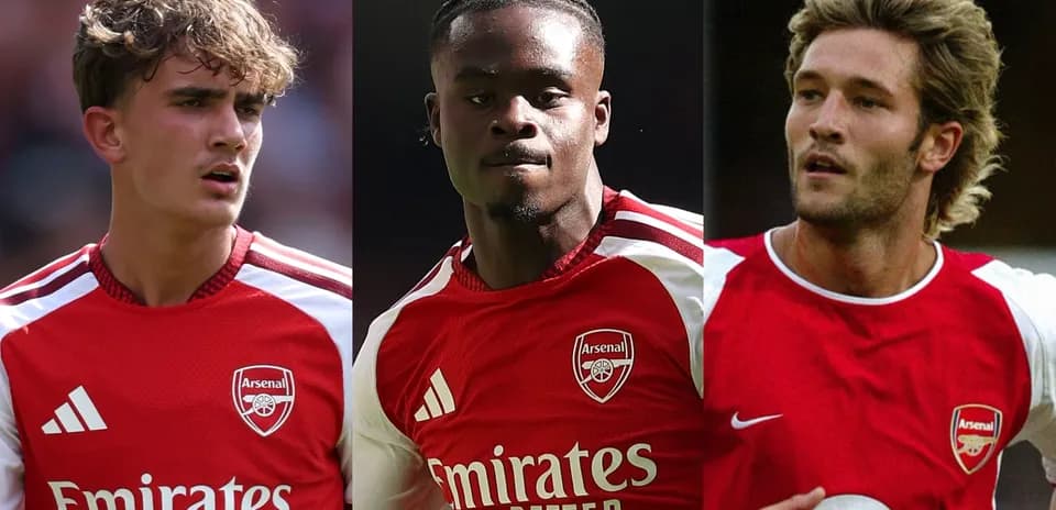 Tres jugadores de Arsenal en uniforme rojo