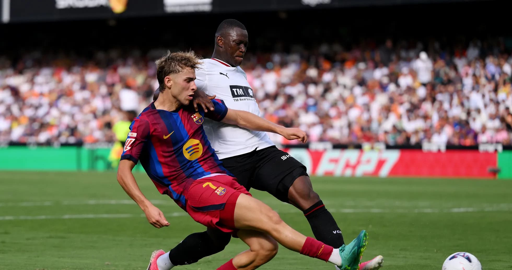 Jugador de Barcelona y oponente luchando por el balón