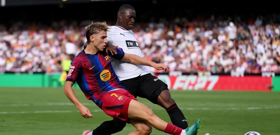 Jugador de Barcelona y oponente luchando por el balón