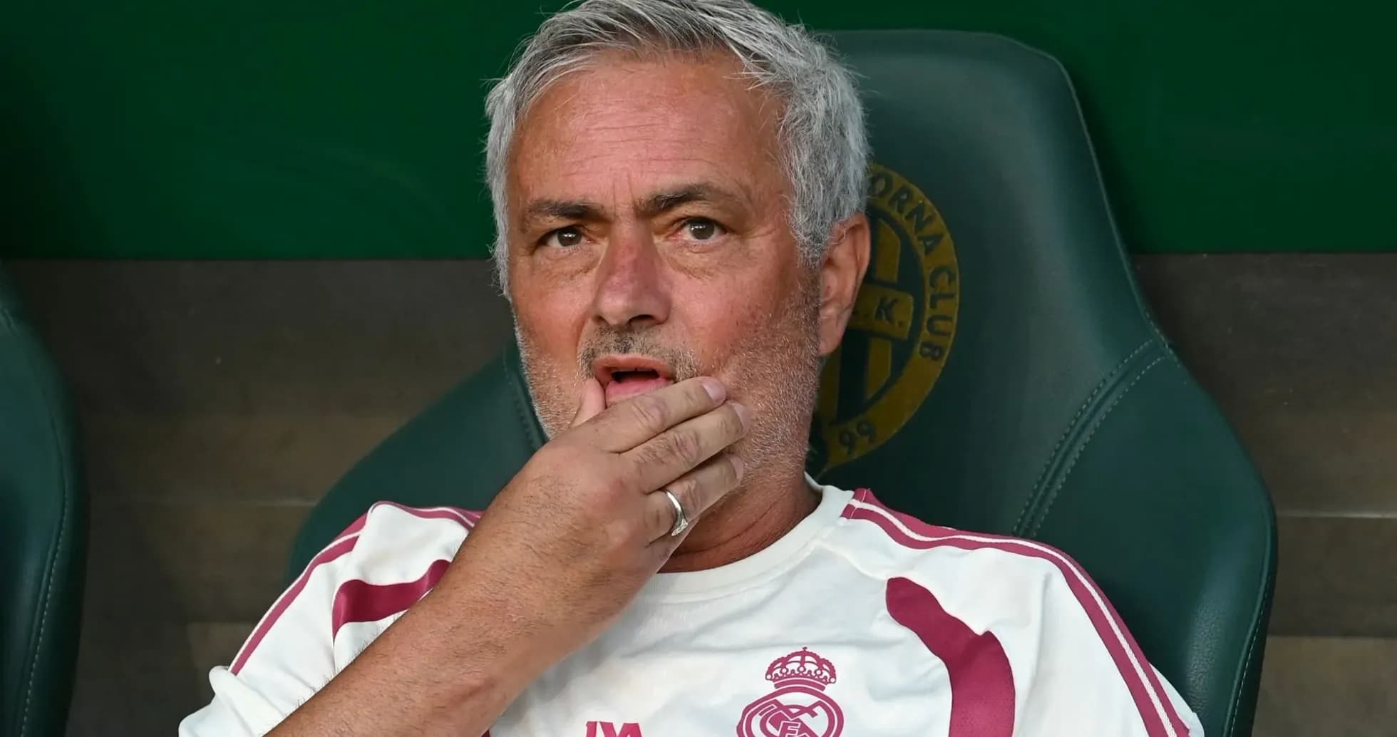 Entrenador sentado en el banquillo durante el partido