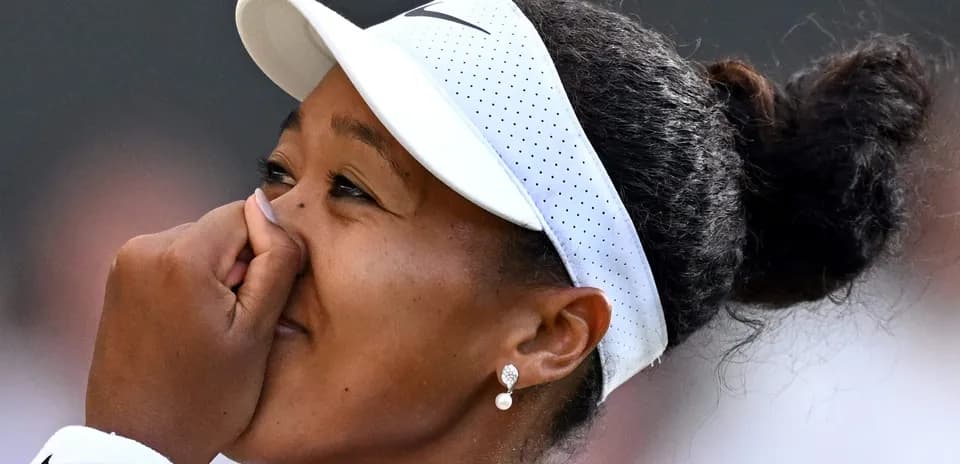 Naomi Osaka con gorra blanca durante un partido