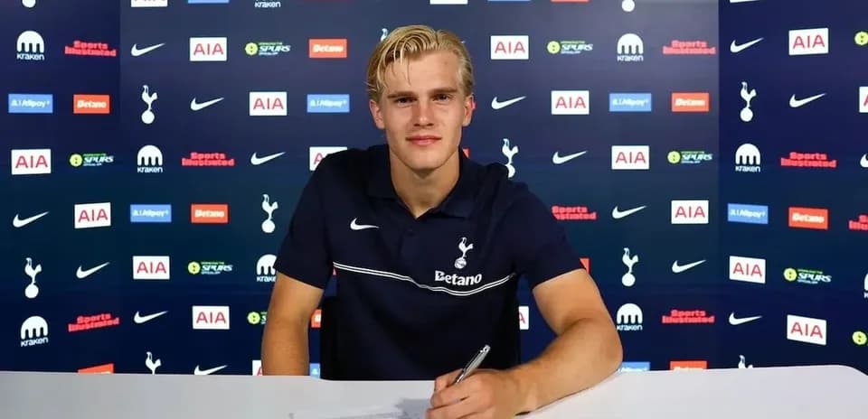 Jugador firmando contrato en conferencia de prensa