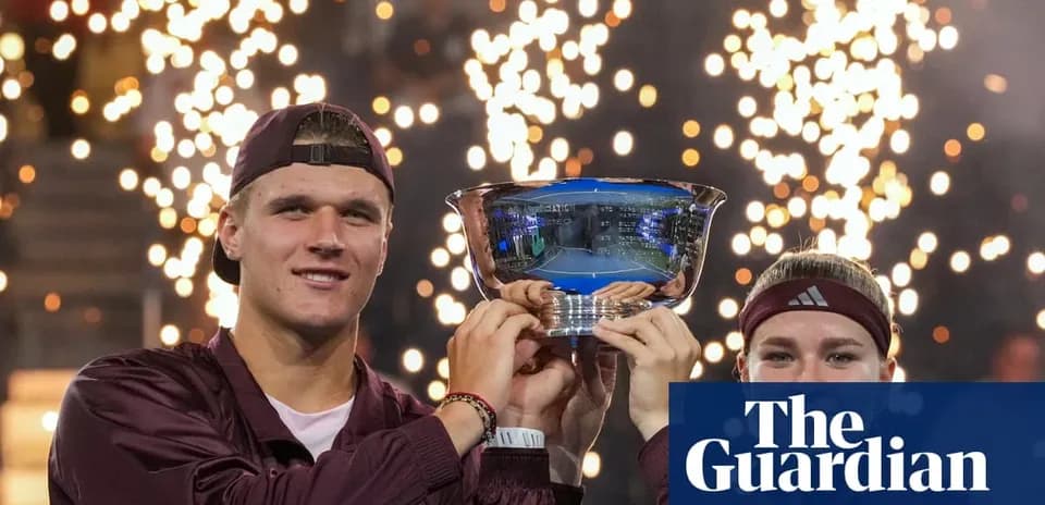 Jugadores levantando trofeo con fuegos artificiales de fondo