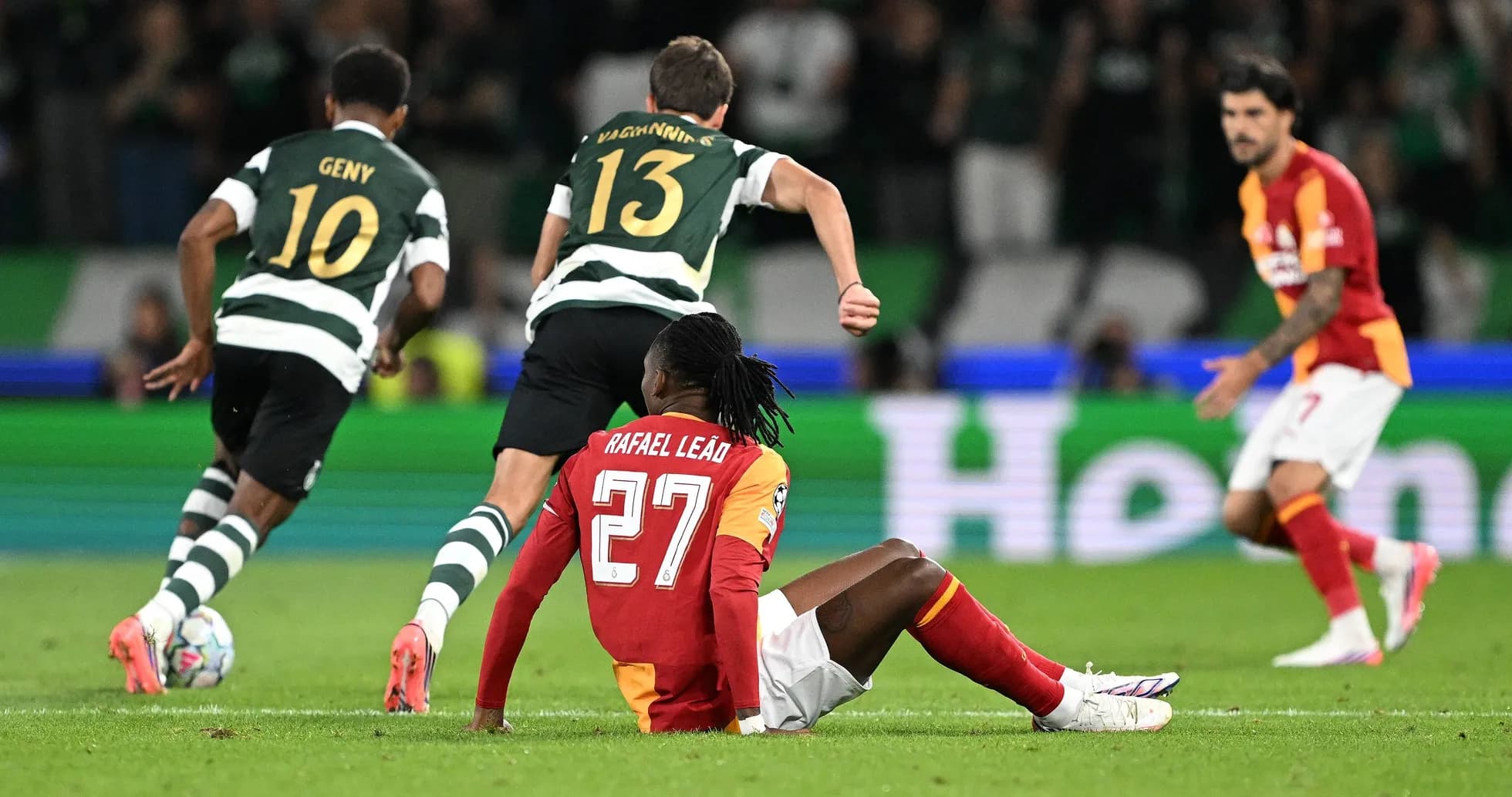 Rafael Leão sentado en el campo durante el partido
