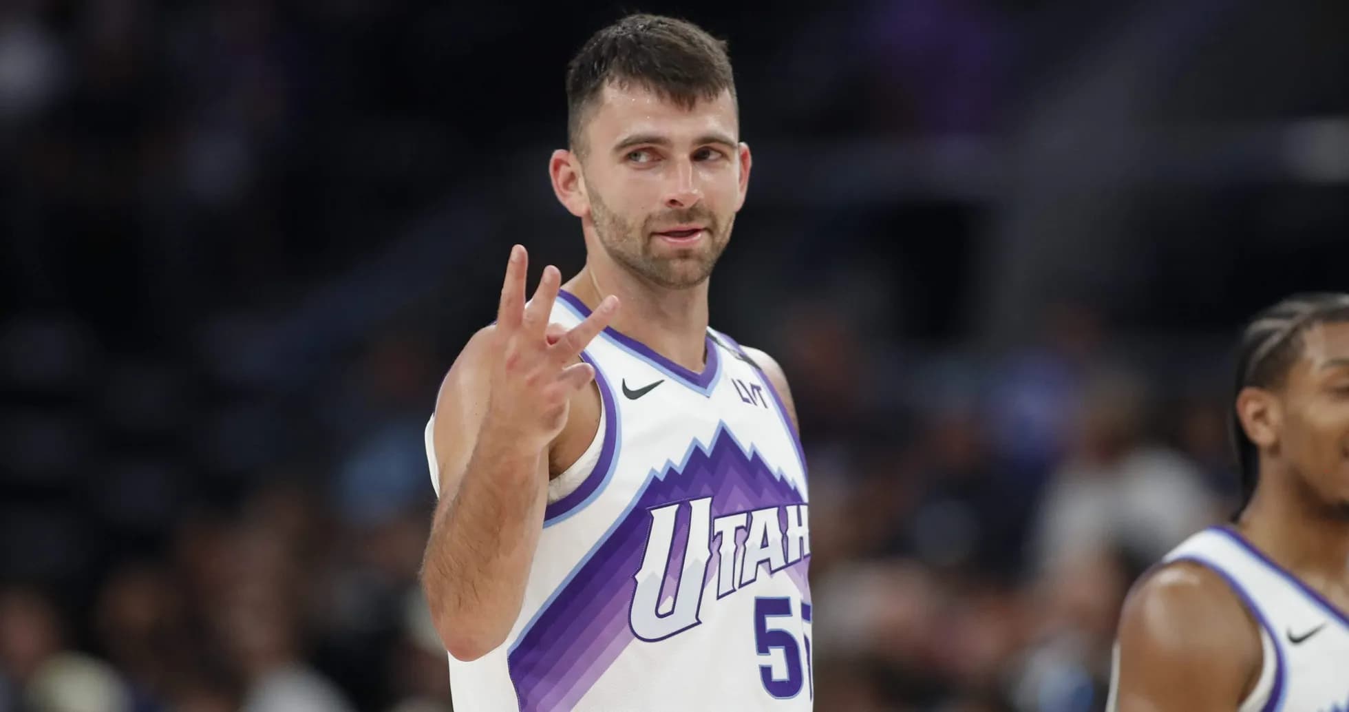 Jugador de baloncesto mostrando el número tres