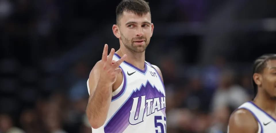 Jugador de baloncesto mostrando el número tres