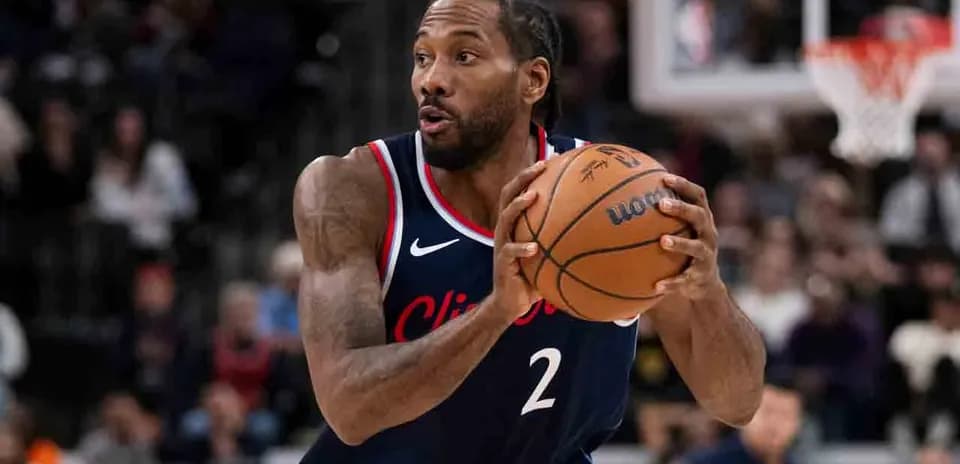 Jugador driblando con balón durante partido de baloncesto