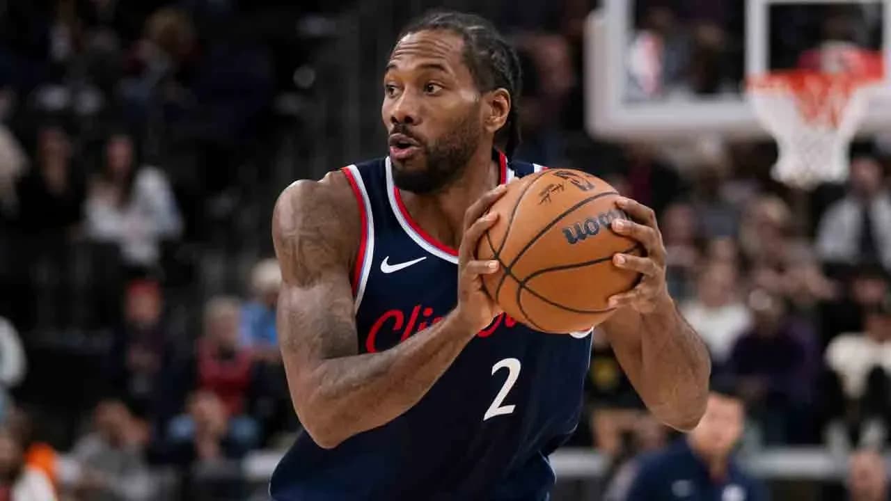 Jugador driblando con balón durante partido de baloncesto