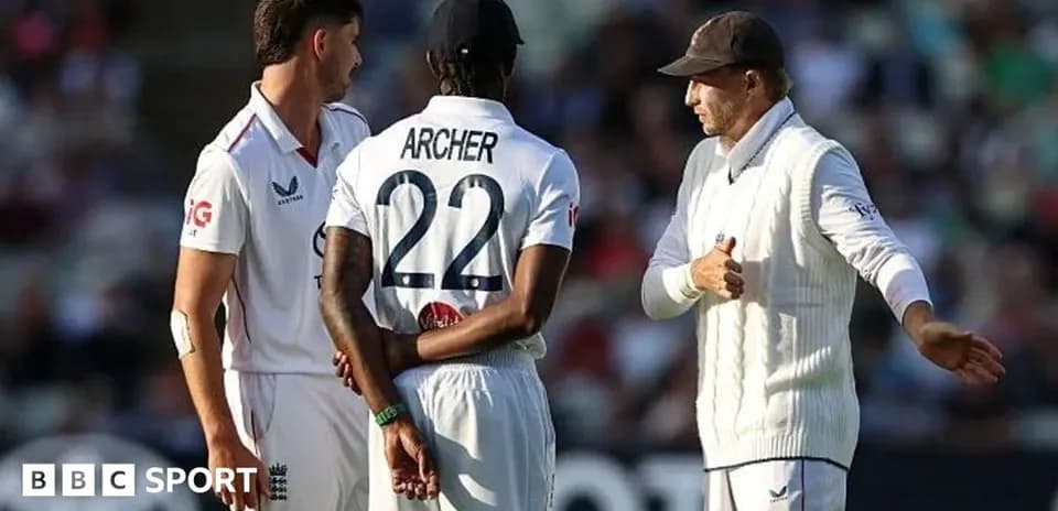 Jugadores discutiendo en un partido de cricket