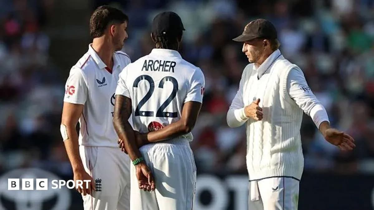 Jugadores discutiendo en un partido de cricket
