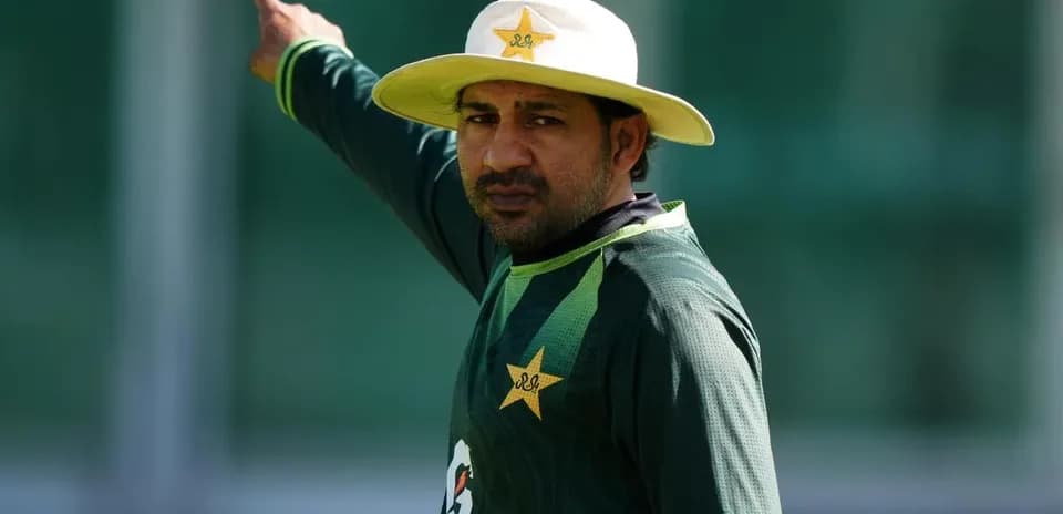 Jugador de críquet de Pakistán dirigiendo la práctica