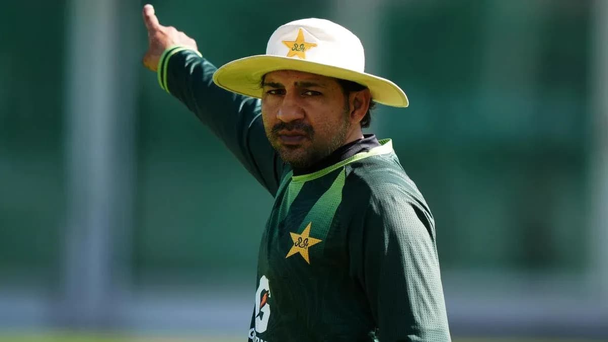 Jugador de críquet de Pakistán dirigiendo la práctica