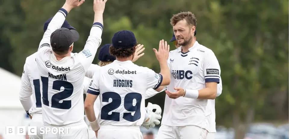 Jugadores de cricket celebrando un wicket en el campo