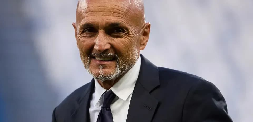 Entrenador sonriente en la cancha antes del partido