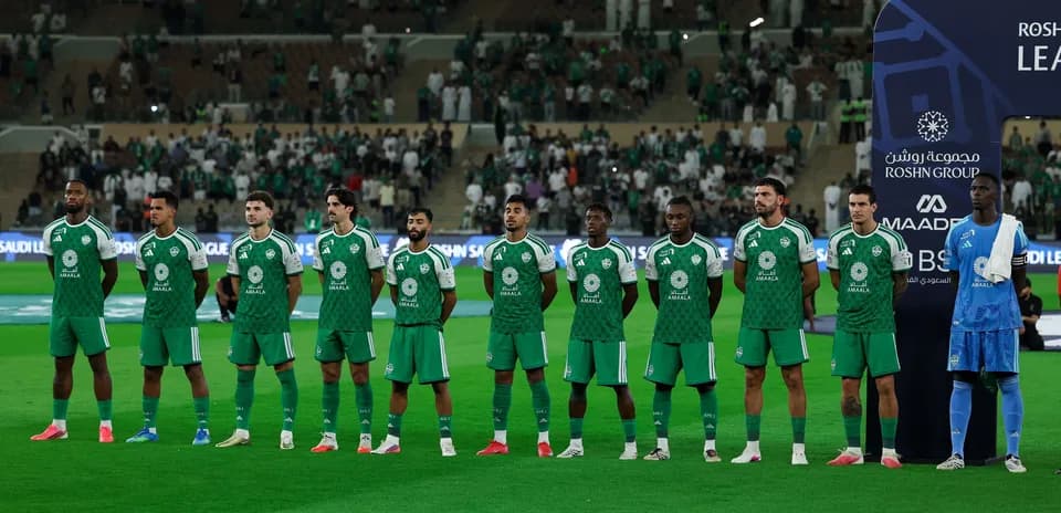 Equipo alineado antes del partido en el estadio