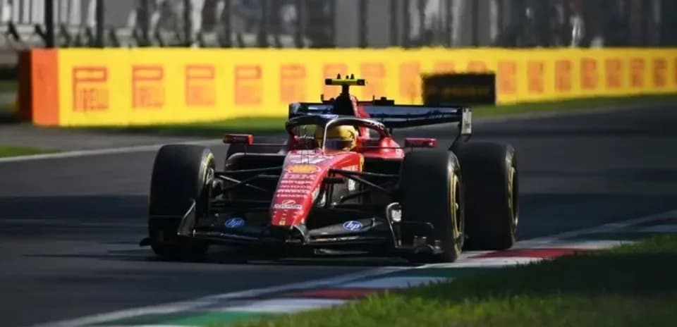 Coche de Fórmula 1 en la pista durante carrera