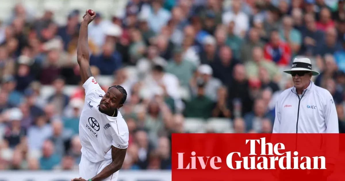 Jugador lanzando la pelota en un partido de cricket