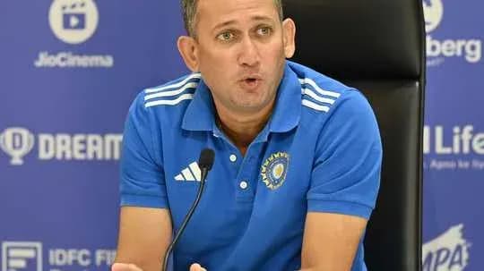 Entrenador hablando en conferencia de prensa