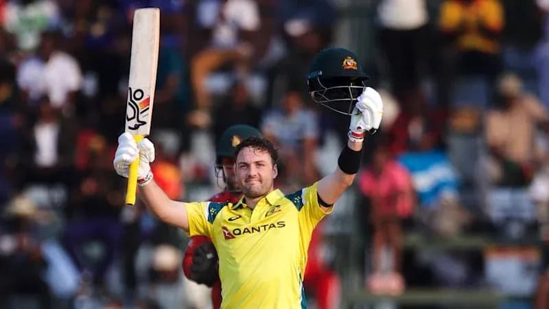 Jugador australiano celebrando medio siglo con bate y casco