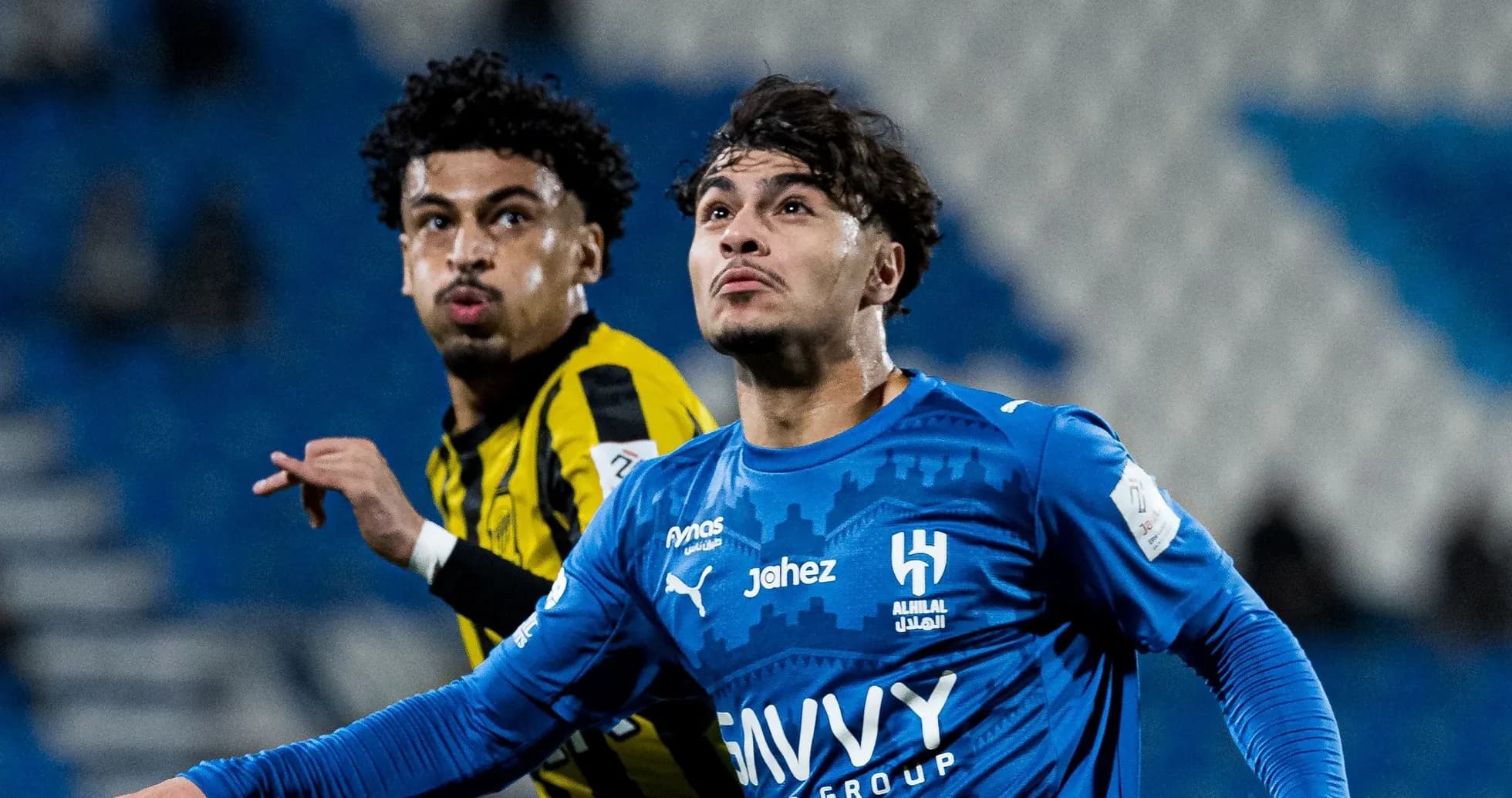 Jugadores de Al Hilal y Al Ittihad compitiendo por el balón