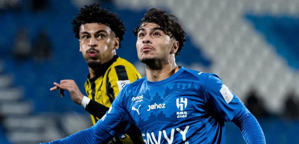 Jugadores de Al Hilal y Al Ittihad compitiendo por el balón